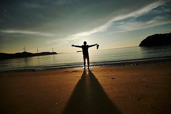포토 JPG 주간 전신 구름 남자 실루엣 구두 섬 맨발 팔벌리기 휴식 그림자 한명 서기 들기 사람 정장 20대 해변 야외 뒷모습 모래사장 노을 한국인 비즈니스맨 풍력에너지 힐링 성인남자한명만 영흥도 소확행 국내포토 자연요소 1 옷 바다 뷰포인트 신발 컨셉 비즈니스 모션 발 촬영기법 동양인 청년 직장인 그린에너지 신조어 인천 남자한명만 성인남자만 파일형식