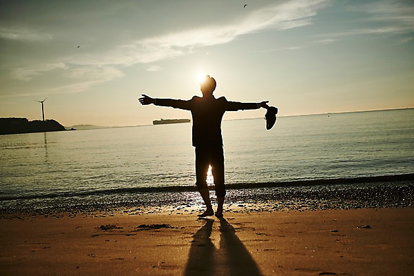 포토 JPG 주간 전신 구름 응시 남자 실루엣 물결 구두 파도 맨발 팔벌리기 휴식 한명 서기 들기 사람 정장 20대 해변 야외 뒷모습 빛 모래사장 태양 노을 한국인 조약돌 비즈니스맨 풍력에너지 힐링 성인남자한명만 영흥도 소확행 국내포토 자연요소 1 시선 옷 바다 뷰포인트 섬 신발 컨셉 비즈니스 모션 발 촬영기법 동양인 청년 돌_바위 직장인 그린에너지 신조어 인천 남자한명만 성인남자만 파일형식