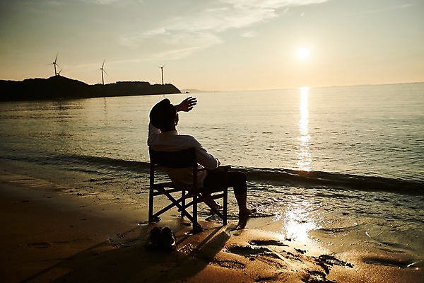 포토 JPG 주간 전신 구름 남자 물결 파도 의자 맨발 휴식 한명 사람 앉기 20대 해변 야외 뒷모습 빛 모래사장 태양 반사 손들기 한국인 풍력에너지 발자국 힐링 얼굴가리기 성인남자한명만 영흥도 소확행 국내포토 자연요소 1 바다 뷰포인트 섬 가구 컨셉 자국 모션 발 동양인 청년 가림 그린에너지 신조어 인천 남자한명만 성인남자만 파일형식