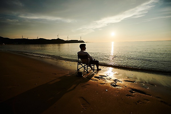 포토 JPG 주간 전신 구름 응시 남자 물결 의자 맨발 하늘 휴식 한명 사람 앉기 20대 해변 야외 옆모습 모래사장 태양 반사 노을 한국인 풍력에너지 발자국 힐링 성인남자한명만 영흥도 소확행 국내포토 자연요소 1 시선 바다 뷰포인트 섬 가구 컨셉 자국 모션 발 동양인 청년 그린에너지 신조어 인천 남자한명만 성인남자만 파일형식