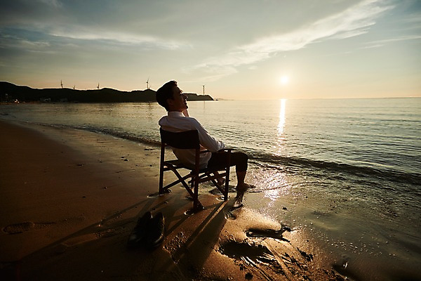 포토 JPG 주간 전신 구름 남자 물결 파도 의자 맨발 하늘 휴식 한명 미소 사람 앉기 20대 해변 야외 옆모습 빛 모래사장 태양 반사 노을 한국인 풍력에너지 발자국 힐링 성인남자한명만 영흥도 소확행 국내포토 자연요소 1 바다 뷰포인트 섬 가구 컨셉 자국 모션 발 표정 동양인 청년 그린에너지 신조어 인천 남자한명만 성인남자만 파일형식