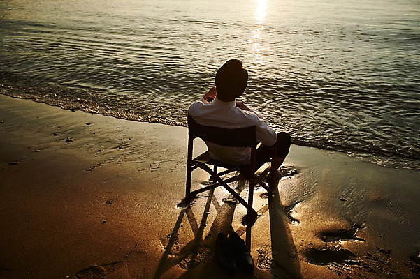 포토 JPG 주간 전신 응시 남자 물결 파도 의자 맨발 휴식 한명 사람 앉기 20대 해변 야외 뒷모습 빛 모래사장 노을 한국인 힐링 성인남자한명만 영흥도 소확행 국내포토 자연요소 1 시선 바다 뷰포인트 섬 가구 컨셉 모션 발 동양인 청년 신조어 인천 남자한명만 성인남자만 파일형식