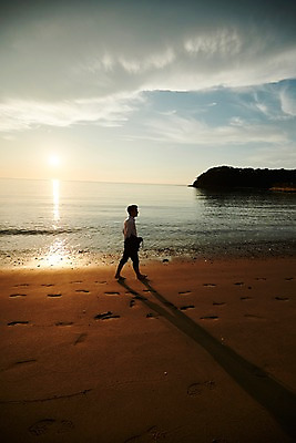 포토 JPG 주간 전신 구름 남자 물결 파도 섬 하늘 휴식 한명 사람 20대 해변 야외 옆모습 모래사장 태양 걷기 노을 전시 한국인 발자국 힐링 성인남자한명만 영흥도 소확행 국내포토 자연요소 1 바다 뷰포인트 컨셉 자국 모션 동양인 청년 신조어 인천 남자한명만 성인남자만 파일형식