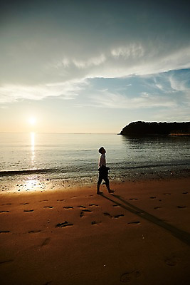 포토 JPG 주간 전신 구름 남자 물결 파도 섬 하늘 휴식 한명 사람 20대 해변 야외 옆모습 모래사장 태양 걷기 노을 한국인 올려보기 발자국 힐링 성인남자한명만 영흥도 소확행 국내포토 자연요소 1 바다 뷰포인트 컨셉 자국 모션 동양인 청년 신조어 인천 남자한명만 성인남자만 파일형식
