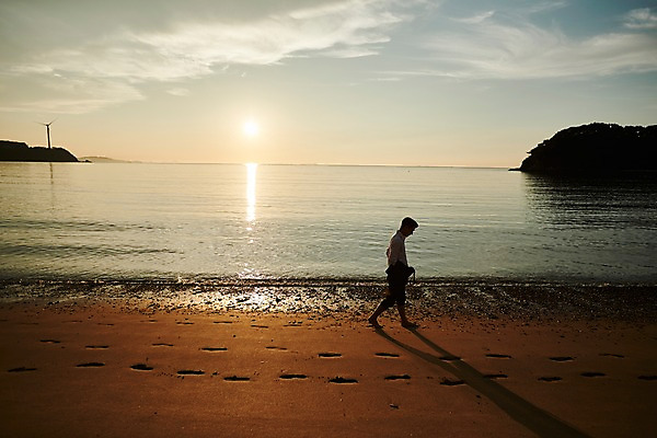 포토 JPG 주간 전신 구름 남자 물결 파도 섬 하늘 휴식 한명 사람 20대 해변 야외 옆모습 모래사장 태양 걷기 노을 한국인 풍력에너지 발자국 힐링 성인남자한명만 영흥도 소확행 국내포토 자연요소 1 바다 뷰포인트 컨셉 자국 모션 동양인 청년 그린에너지 신조어 인천 남자한명만 성인남자만 파일형식