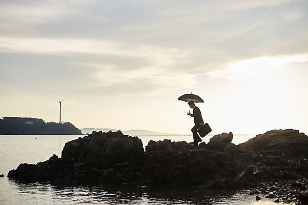 포토 JPG 주간 전신 구름 남자 바다 서류가방 우산 하늘 한명 사람 정장 20대 해변 야외 옆모습 빛 걷기 한국인 암석 비즈니스맨 풍력에너지 갯바위 성인남자한명만 영흥도 소확행 국내포토 자연요소 1 옷 뷰포인트 섬 가방 비즈니스 모션 동양인 청년 돌_바위 바위_돌 직장인 그린에너지 신조어 인천 남자한명만 성인남자만 파일형식