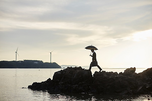 포토 JPG 주간 전신 구름 남자 바다 서류가방 우산 하늘 한명 사람 정장 20대 해변 야외 옆모습 걷기 한국인 암석 비즈니스맨 풍력에너지 갯바위 성인남자한명만 영흥도 소확행 국내포토 자연요소 1 옷 뷰포인트 섬 가방 비즈니스 모션 동양인 청년 돌_바위 바위_돌 직장인 그린에너지 신조어 인천 남자한명만 성인남자만 파일형식