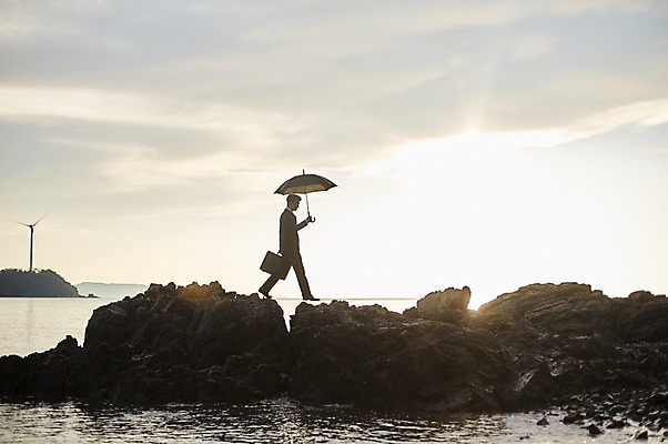 포토 JPG 주간 전신 남자 바다 서류가방 우산 한명 사람 정장 20대 해변 야외 옆모습 빛 걷기 한국인 암석 비즈니스맨 풍력에너지 갯바위 성인남자한명만 영흥도 소확행 국내포토 자연요소 1 옷 뷰포인트 섬 가방 비즈니스 모션 동양인 청년 돌_바위 바위_돌 직장인 그린에너지 신조어 인천 남자한명만 성인남자만 파일형식