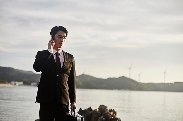 포토 JPG 주간 남자 서류가방 하늘 한명 서기 사람 정장 상반신 20대 해변 야외 앞모습 아웃포커스 스마트폰 한국인 암석 비즈니스맨 통화 갯바위 성인남자한명만 영흥도 소확행 국내포토 자연요소 1 옷 바다 뷰포인트 섬 가방 비즈니스 모션 촬영기법 동양인 청년 핸드폰 스마트기기 돌_바위 바위_돌 직장인 신조어 인천 남자한명만 성인남자만 파일형식