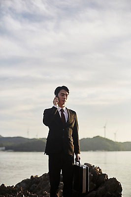 포토 JPG 주간 남자 서류가방 하늘 한명 서기 사람 정장 상반신 20대 해변 야외 앞모습 아웃포커스 스마트폰 한국인 암석 비즈니스맨 풍력에너지 통화 갯바위 성인남자한명만 영흥도 소확행 국내포토 자연요소 1 옷 바다 뷰포인트 섬 가방 비즈니스 모션 촬영기법 동양인 청년 핸드폰 스마트기기 돌_바위 바위_돌 직장인 그린에너지 신조어 인천 남자한명만 성인남자만 파일형식