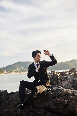 포토 JPG 주간 전신 남자 하늘 한명 사람 앉기 정장 20대 해변 야외 옆모습 아웃포커스 손들기 한국인 암석 비즈니스맨 갯바위 멀리보기 성인남자한명만 영흥도 소확행 국내포토 자연요소 1 옷 바다 뷰포인트 섬 비즈니스 모션 촬영기법 동양인 청년 돌_바위 바위_돌 직장인 신조어 인천 남자한명만 성인남자만 파일형식