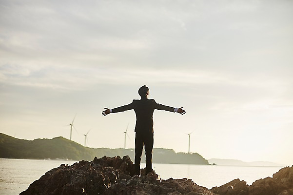 포토 JPG 주간 전신 구름 응시 남자 하늘 팔벌리기 휴식 한명 서기 사람 정장 20대 해변 야외 뒷모습 한국인 암석 비즈니스맨 풍력에너지 갯바위 성인남자한명만 영흥도 소확행 국내포토 자연요소 1 시선 옷 바다 뷰포인트 섬 컨셉 비즈니스 모션 동양인 청년 돌_바위 바위_돌 직장인 그린에너지 신조어 인천 남자한명만 성인남자만 파일형식
