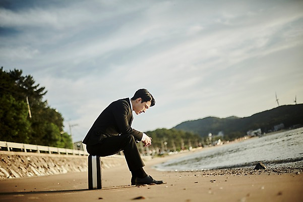 포토 JPG 주간 전신 응시 남자 생각 서류가방 휴식 한명 사람 앉기 정장 20대 해변 야외 옆모습 아웃포커스 모래사장 한국인 조약돌 비즈니스맨 풍력에너지 숲 고민 힐링 해안도로 성인남자한명만 내려보기 영흥도 소확행 국내포토 자연요소 1 시선 옷 감정 도로 바다 뷰포인트 섬 컨셉 가방 비즈니스 모션 촬영기법 동양인 청년 돌_바위 직장인 그린에너지 신조어 인천 남자한명만 성인남자만 파일형식