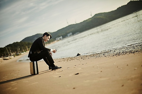 포토 JPG 주간 전신 응시 남자 물결 생각 서류가방 휴식 한명 사람 앉기 정장 20대 해변 야외 옆모습 아웃포커스 모래사장 한국인 조약돌 비즈니스맨 풍력에너지 고민 힐링 성인남자한명만 영흥도 소확행 국내포토 자연요소 1 시선 옷 감정 바다 뷰포인트 섬 컨셉 가방 비즈니스 모션 촬영기법 동양인 청년 돌_바위 직장인 그린에너지 신조어 인천 남자한명만 성인남자만 파일형식