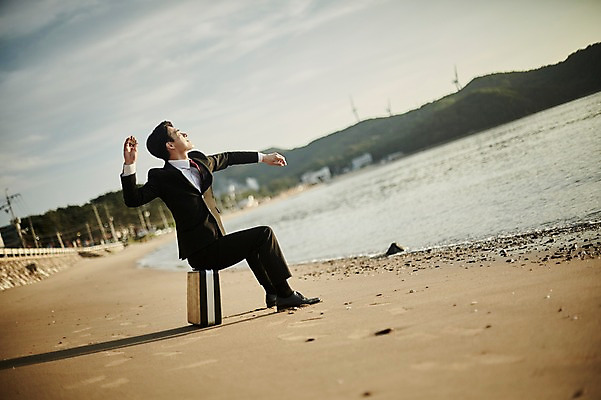 포토 JPG 주간 전신 남자 서류가방 휴식 한명 사람 앉기 정장 20대 해변 야외 옆모습 아웃포커스 모래사장 한국인 조약돌 비즈니스맨 던지기 풍력에너지 힐링 해안도로 성인남자한명만 영흥도 소확행 국내포토 자연요소 1 옷 도로 바다 뷰포인트 섬 컨셉 가방 비즈니스 모션 촬영기법 동양인 청년 돌_바위 직장인 그린에너지 신조어 인천 남자한명만 성인남자만 파일형식