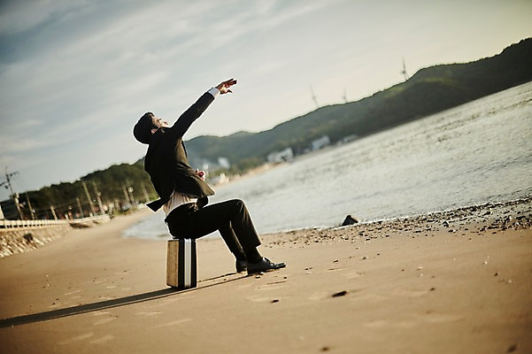 포토 JPG 주간 전신 남자 서류가방 팔벌리기 휴식 한명 사람 앉기 정장 20대 해변 야외 옆모습 아웃포커스 모래사장 한국인 조약돌 비즈니스맨 던지기 풍력에너지 힐링 해안도로 성인남자한명만 영흥도 소확행 국내포토 자연요소 1 옷 도로 바다 뷰포인트 섬 컨셉 가방 비즈니스 모션 촬영기법 동양인 청년 돌_바위 직장인 그린에너지 신조어 인천 남자한명만 성인남자만 파일형식
