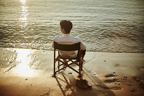 포토 JPG 주간 전신 응시 남자 물결 휴식 한명 사람 앉기 정장 20대 해변 야외 뒷모습 빛 모래사장 반사 노을 한국인 발자국 힐링 성인남자한명만 영흥도 소확행 국내포토 자연요소 1 시선 옷 바다 뷰포인트 섬 컨셉 자국 모션 동양인 청년 신조어 인천 남자한명만 성인남자만 파일형식