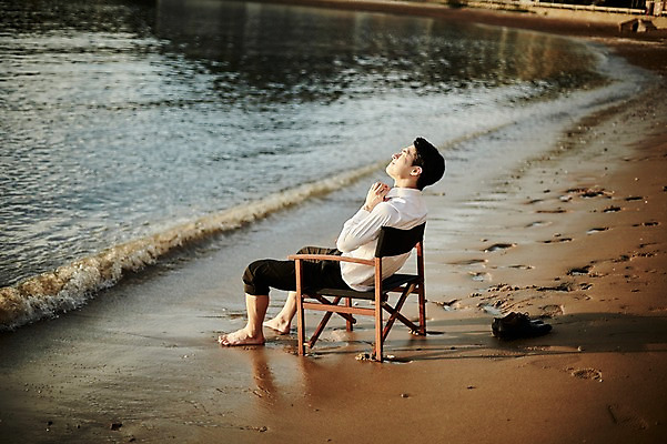 포토 JPG 주간 전신 남자 물결 파도 신발 의자 맨발 휴식 한명 사람 앉기 정장 20대 해변 야외 옆모습 모래사장 한국인 발자국 힐링 성인남자한명만 영흥도 소확행 국내포토 자연요소 1 옷 바다 뷰포인트 섬 가구 컨셉 자국 모션 발 동양인 청년 신조어 인천 남자한명만 성인남자만 파일형식