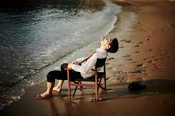 포토 JPG 주간 전신 남자 물결 파도 의자 맨발 휴식 한명 미소 사람 앉기 정장 20대 해변 야외 옆모습 모래사장 한국인 발자국 힐링 성인남자한명만 영흥도 소확행 국내포토 자연요소 1 옷 바다 뷰포인트 섬 가구 컨셉 자국 모션 발 표정 동양인 청년 신조어 인천 남자한명만 성인남자만 파일형식