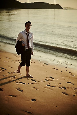 포토 JPG 주간 전신 남자 물결 파도 맨발 휴식 한명 미소 사람 정장 20대 해변 야외 앞모습 걷기 한국인 발자국 힐링 성인남자한명만 영흥도 소확행 어싱 국내포토 자연요소 1 옷 바다 뷰포인트 섬 컨셉 자국 모션 발 표정 동양인 청년 신조어 인천 남자한명만 성인남자만 파일형식