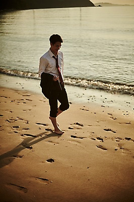 포토 JPG 주간 전신 남자 물결 파도 맨발 휴식 한명 미소 사람 정장 20대 해변 야외 앞모습 모래사장 걷기 한국인 발자국 힐링 성인남자한명만 영흥도 소확행 어싱 국내포토 자연요소 1 옷 바다 뷰포인트 섬 컨셉 자국 모션 발 표정 동양인 청년 신조어 인천 남자한명만 성인남자만 파일형식