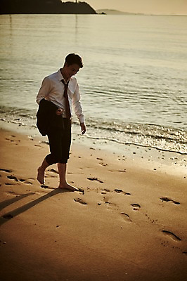 포토 JPG 주간 전신 남자 물결 맨발 휴식 한명 사람 정장 20대 해변 야외 앞모습 모래사장 걷기 한국인 발자국 힐링 성인남자한명만 영흥도 소확행 어싱 국내포토 자연요소 1 옷 바다 뷰포인트 섬 컨셉 자국 모션 발 동양인 청년 신조어 인천 남자한명만 성인남자만 파일형식