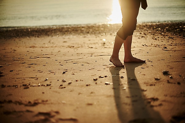 포토 JPG 주간 남자 맨발 휴식 한명 사람 20대 해변 야외 옆모습 여름 빛 모래사장 반사 걷기 한국인 하반신 힐링 성인남자한명만 영흥도 소확행 어싱 국내포토 자연요소 1 계절 바다 뷰포인트 섬 컨셉 모션 발 동양인 청년 신조어 인천 남자한명만 성인남자만 파일형식