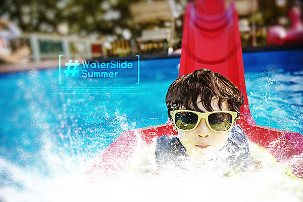 PSD 편집이미지 남자 어린이 엎드리기 수영장 한명 웃음 상반신 아웃포커스 여름 여름휴가 바캉스 선글라스 한국인 디지털합성 즐거움 워터슬라이드 소년한명만 이미지편집 1 계절 감정 안경 모션 휴가 촬영기법 표정 사람 동양인 남자한명만 소년만 파일형식 여름_계절