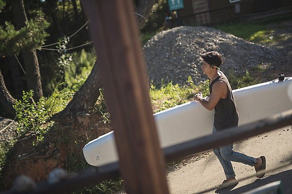 포토 JPG 주간 전신 나무 남자 한명 들기 사람 20대 야외 옆모습 여름 걷기 한국인 운반 태안 흙더미 성인남자한명만 패들보드 국내포토 자연요소 식물 1 계절 뷰포인트 모션 동양인 청년 흙 서핑 충청남도 남자한명만 성인남자만 파일형식 더미