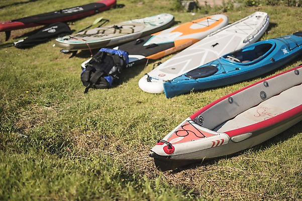 포토 JPG 주간 배낭 잔디 사람없음 야외 여름 여러개 태안 패들 패들보드 국내포토 자연요소 식물 계절 다수 가방 서핑 충청남도 노_배의노 파일형식