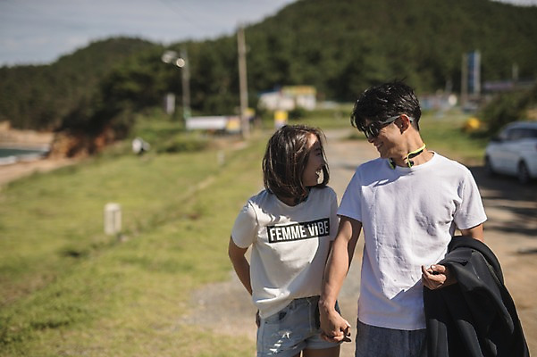 포토 JPG 주간 커플 여자 남자 자동차 미소 사람 상반신 20대 야외 두명 옆모습 아웃포커스 여름 선글라스 마주보기 걷기 손잡기 다정 산책 한국인 즐거움 시골길 태안 성인만 국내포토 자연요소 계절 감정 안경 길 육상교통 뷰포인트 컨셉 관계 모션 휴식 촬영기법 표정 동양인 청년 충청남도 파일형식