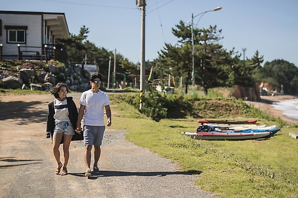 포토 JPG 주간 전신 커플 여자 남자 미소 사람 20대 해변 야외 두명 앞모습 여름 걷기 손잡기 맑음 한국인 펜션 시골길 태안 어촌마을 성인만 패들보드 국내포토 자연요소 계절 길 바다 뷰포인트 관계 모션 숙소 날씨 표정 동양인 청년 마을 서핑 충청남도 파일형식