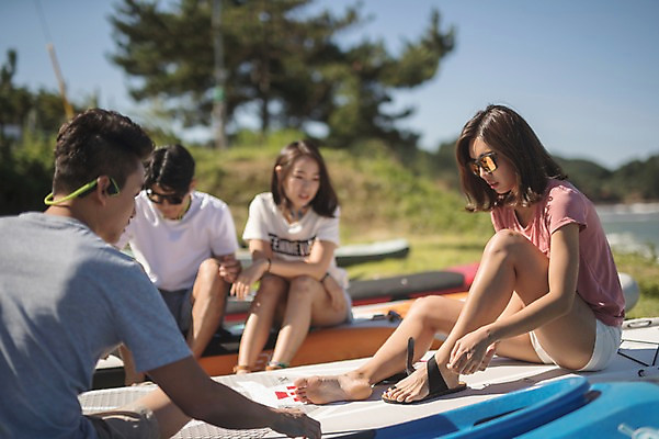 포토 JPG 주간 전신 커플 응시 여자 남자 발 사람 앉기 여러명 상반신 20대 야외 앞모습 옆모습 여름 30대 친구 만지기 한국인 태안 성인만 패들보드 국내포토 자연요소 시선 계절 뷰포인트 다수 관계 모션 동양인 청년 신체부위 장년 서핑 충청남도 파일형식