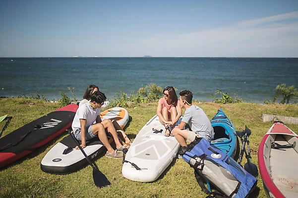 포토 JPG 주간 전신 커플 여자 남자 배낭 하늘 대화 사람 앉기 여러명 20대 해변 야외 앞모습 옆모습 여름 30대 친구 마주보기 맑음 한국인 태안 패들 성인만 패들보드 국내포토 자연요소 계절 바다 뷰포인트 다수 가방 관계 모션 날씨 말하기 동양인 청년 장년 서핑 충청남도 노_배의노 파일형식