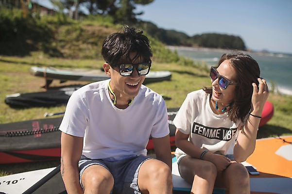 포토 JPG 주간 커플 여자 남자 웃음 사람 앉기 상반신 20대 해변 야외 두명 앞모습 여름 맑음 한국인 언덕 즐거움 태안 성인만 패들보드 국내포토 자연요소 계절 감정 바다 뷰포인트 관계 모션 날씨 표정 동양인 청년 서핑 충청남도 파일형식