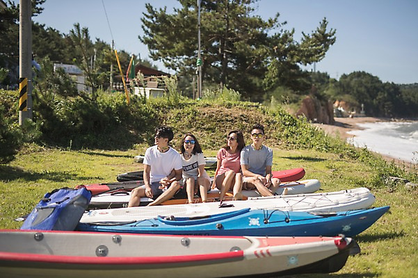 포토 JPG 주간 전신 나무 커플 응시 여자 남자 사람 앉기 여러명 20대 해변 야외 앞모습 옆모습 여름 30대 친구 손잡기 맑음 한국인 언덕 태안 성인만 패들보드 국내포토 자연요소 식물 시선 계절 바다 뷰포인트 다수 관계 모션 날씨 동양인 청년 장년 서핑 충청남도 파일형식