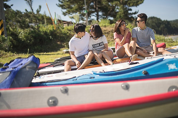 포토 JPG 주간 전신 나무 커플 여자 남자 미소 사람 앉기 여러명 상반신 20대 야외 옆모습 여름 30대 친구 마주보기 한국인 언덕 즐거움 태안 성인만 패들보드 국내포토 자연요소 식물 계절 감정 뷰포인트 다수 관계 모션 표정 동양인 청년 장년 서핑 충청남도 파일형식