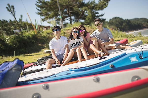 포토 JPG 주간 전신 커플 여자 남자 웃음 사람 앉기 여러명 20대 야외 앞모습 여름 30대 친구 맑음 기댐 한국인 즐거움 태안 성인만 패들보드 국내포토 자연요소 계절 감정 뷰포인트 다수 관계 모션 날씨 표정 동양인 청년 장년 서핑 충청남도 파일형식