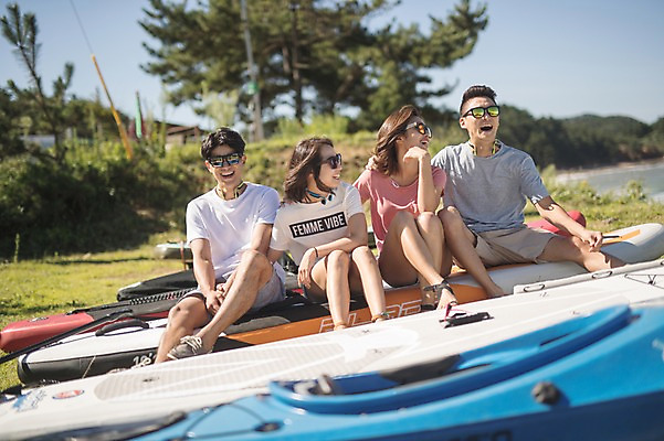 포토 JPG 주간 전신 나무 커플 여자 남자 미소 사람 앉기 여러명 20대 해변 야외 앞모습 옆모습 여름 30대 친구 맑음 한국인 언덕 즐거움 태안 성인만 패들보드 국내포토 자연요소 식물 계절 감정 바다 뷰포인트 다수 관계 모션 날씨 표정 동양인 청년 장년 서핑 충청남도 파일형식