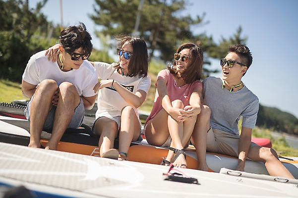 포토 JPG 주간 전신 커플 여자 남자 미소 사람 앉기 여러명 20대 야외 앞모습 여름 30대 친구 맑음 한국인 즐거움 태안 성인만 어깨에손 패들보드 국내포토 자연요소 계절 감정 뷰포인트 다수 관계 모션 날씨 표정 동양인 청년 장년 서핑 충청남도 파일형식