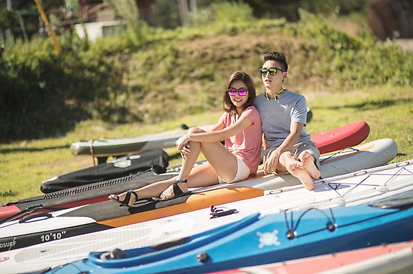 포토 JPG 주간 전신 나무 커플 여자 남자 미소 사람 앉기 20대 야외 두명 앞모습 옆모습 여름 30대 맑음 기댐 한국인 언덕 태안 성인만 패들보드 국내포토 자연요소 식물 계절 뷰포인트 관계 모션 날씨 표정 동양인 청년 장년 서핑 충청남도 파일형식