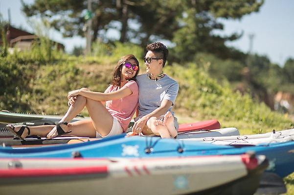 포토 JPG 주간 전신 나무 커플 여자 남자 미소 사람 앉기 20대 야외 두명 앞모습 옆모습 여름 30대 마주보기 맑음 기댐 한국인 언덕 태안 성인만 패들보드 국내포토 자연요소 식물 계절 뷰포인트 관계 모션 날씨 표정 동양인 청년 장년 서핑 충청남도 파일형식