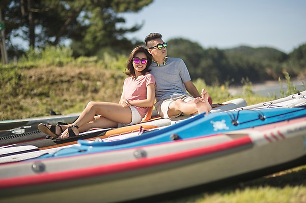 포토 JPG 주간 전신 나무 커플 여자 남자 미소 사람 앉기 20대 야외 두명 앞모습 옆모습 여름 30대 맑음 기댐 한국인 언덕 태안 성인만 패들보드 국내포토 자연요소 식물 계절 뷰포인트 관계 모션 날씨 표정 동양인 청년 장년 서핑 충청남도 파일형식