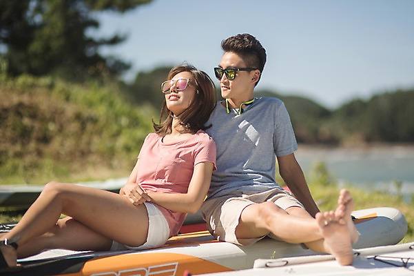 포토 JPG 주간 전신 커플 응시 여자 남자 미소 사람 앉기 20대 야외 두명 앞모습 옆모습 여름 30대 맑음 기댐 한국인 올려보기 태안 성인만 패들보드 국내포토 자연요소 시선 계절 뷰포인트 관계 모션 날씨 표정 동양인 청년 장년 서핑 충청남도 파일형식