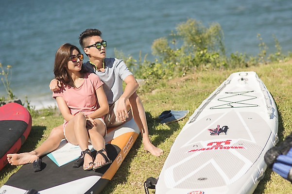 포토 JPG 주간 전신 커플 응시 여자 남자 사람 앉기 20대 해변 야외 두명 앞모습 여름 30대 맑음 한국인 태안 성인만 어깨에손 패들보드 국내포토 자연요소 시선 계절 바다 뷰포인트 관계 모션 날씨 동양인 청년 장년 서핑 충청남도 파일형식