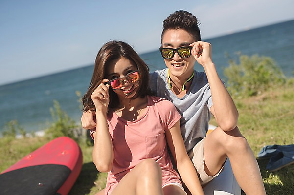 포토 JPG 주간 커플 여자 남자 하늘 미소 사람 앉기 상반신 20대 해변 야외 두명 앞모습 여름 30대 선글라스 맑음 한국인 잡기 태안 성인만 패들보드 국내포토 자연요소 계절 안경 바다 뷰포인트 관계 모션 날씨 표정 동양인 청년 장년 서핑 충청남도 파일형식