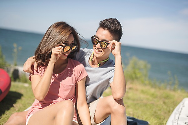 포토 JPG 주간 커플 응시 여자 남자 하늘 미소 사람 앉기 상반신 20대 해변 야외 두명 앞모습 여름 30대 선글라스 맑음 한국인 태안 성인만 어깨에손 패들보드 국내포토 자연요소 시선 계절 안경 바다 뷰포인트 관계 모션 날씨 표정 동양인 청년 장년 서핑 충청남도 파일형식