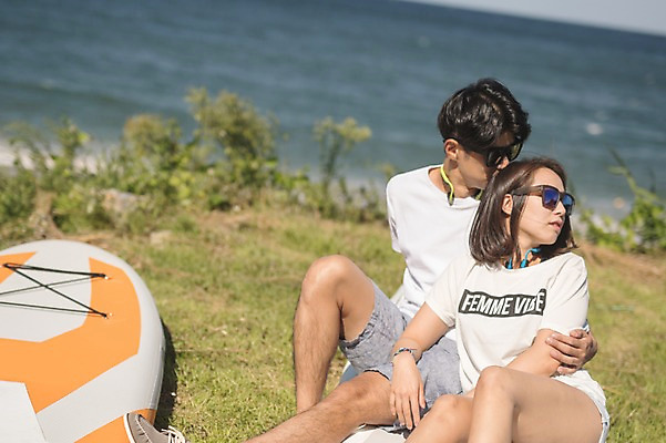 포토 JPG 주간 전신 커플 응시 여자 남자 안기 사람 앉기 20대 해변 야외 두명 앞모습 여름 맑음 기댐 한국인 태안 성인만 패들보드 국내포토 자연요소 시선 계절 바다 뷰포인트 관계 모션 날씨 동양인 청년 서핑 충청남도 파일형식