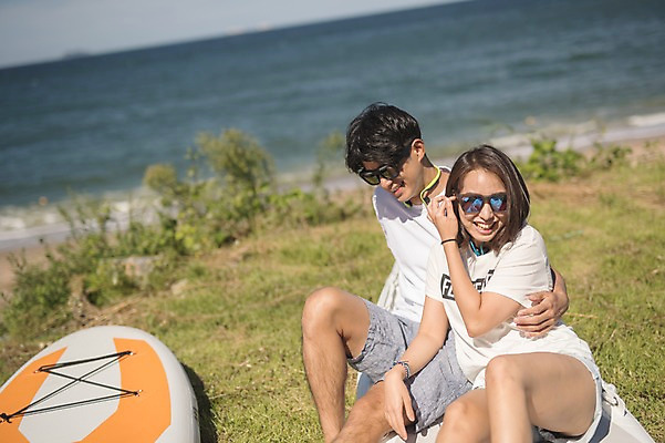 포토 JPG 주간 전신 커플 여자 남자 허리손 미소 사람 앉기 20대 해변 야외 두명 앞모습 옆모습 여름 맑음 한국인 태안 성인만 패들보드 국내포토 자연요소 계절 바다 뷰포인트 포즈 관계 모션 날씨 표정 동양인 청년 서핑 충청남도 파일형식