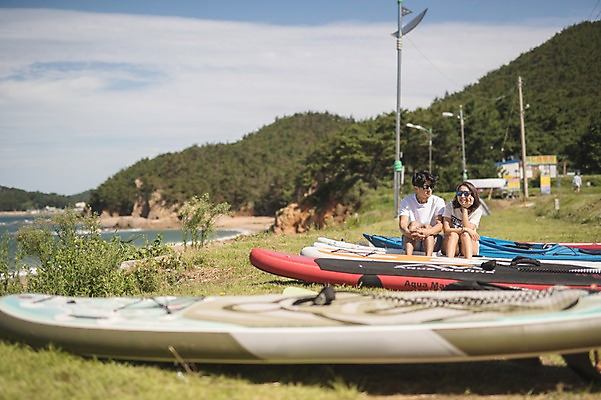 포토 JPG 주간 전신 커플 응시 여자 남자 사람 앉기 20대 해변 야외 두명 앞모습 여름 맑음 턱괴기 한국인 숲 언덕 태안 성인만 패들보드 국내포토 자연요소 시선 계절 바다 뷰포인트 관계 모션 날씨 동양인 청년 서핑 충청남도 파일형식